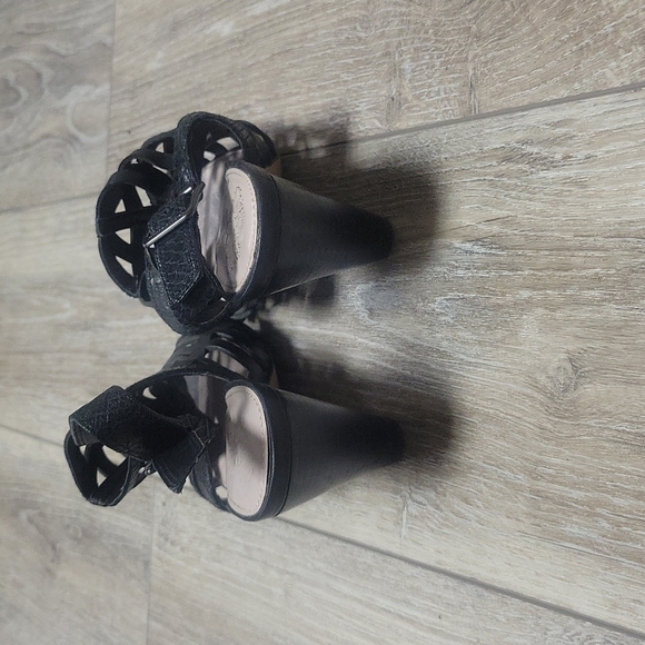 Vince Camuto Black Leather Heels with Laser Cutouts Size 8 - Picture 5 of 8